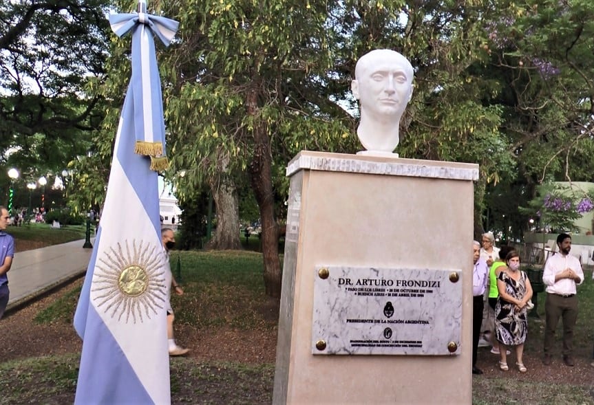 Con adhesión de UCU: inauguraron el busto de Frondizi