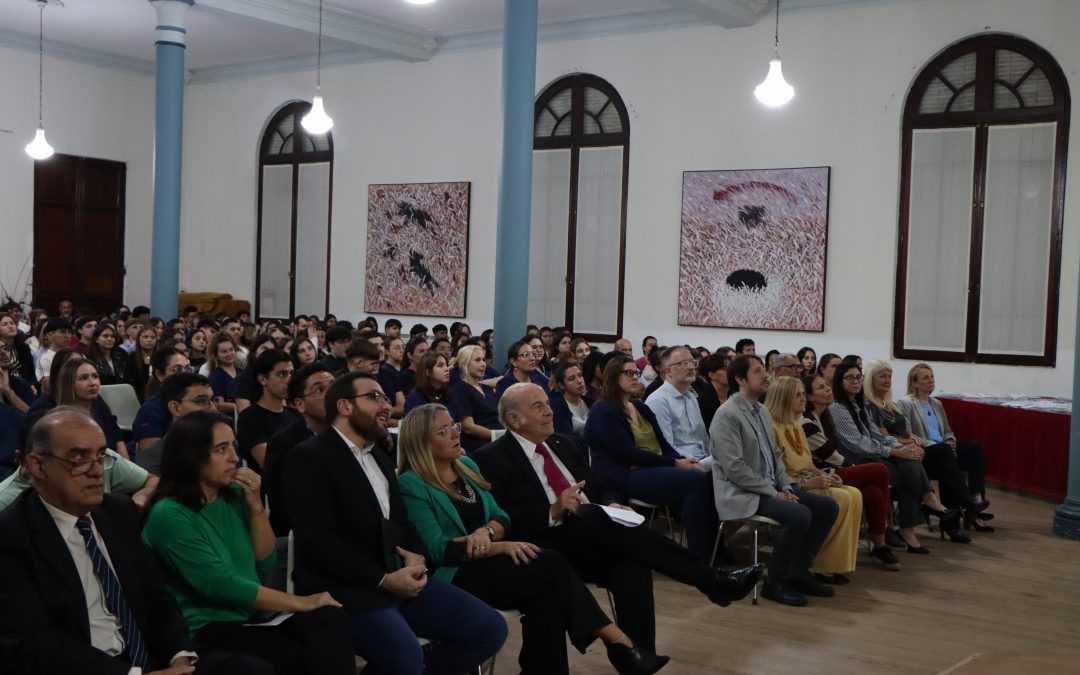 Entrega de libretas a los estudiantes de primer año