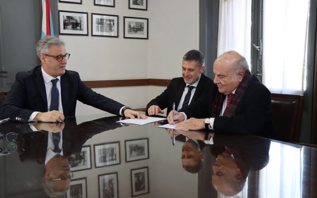 Firma de convenio entre la UCU y  Justicia Electoral